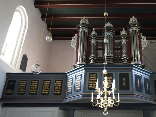 Bild 1: Kirche Zum Heilig Kreuz und St. Peter Cleverns